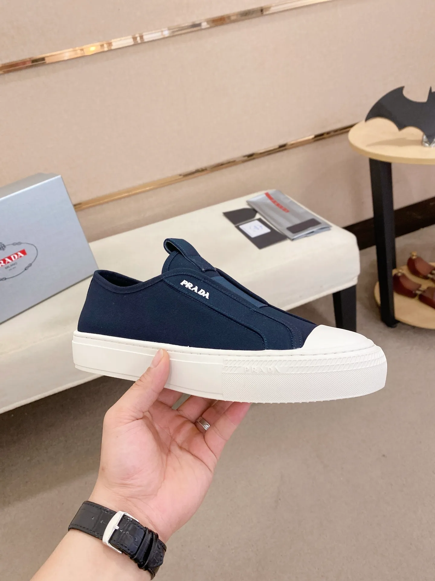 Factory price 580💰 ✔️✔️✔️High version High-quality new PRADA counters are on the market at the same time. The new men's shoes and 😘fabrics are selected from first-layer cowhide and are made by pure handicrafts. Lining: Full cowhide lining. 👍🏿 High-end ☄️ air-cushion molded anti-slip rubber outsole, exquisite lines, simple and elegant, comfortable and high-end for leisure travel. Code number: 38 to 44 (45 can be customized)